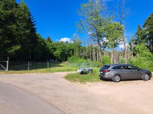 Blick aufs Auto und Arbeitsplatz