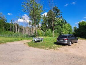 Blick aufs Auto und Arbeitsplatz